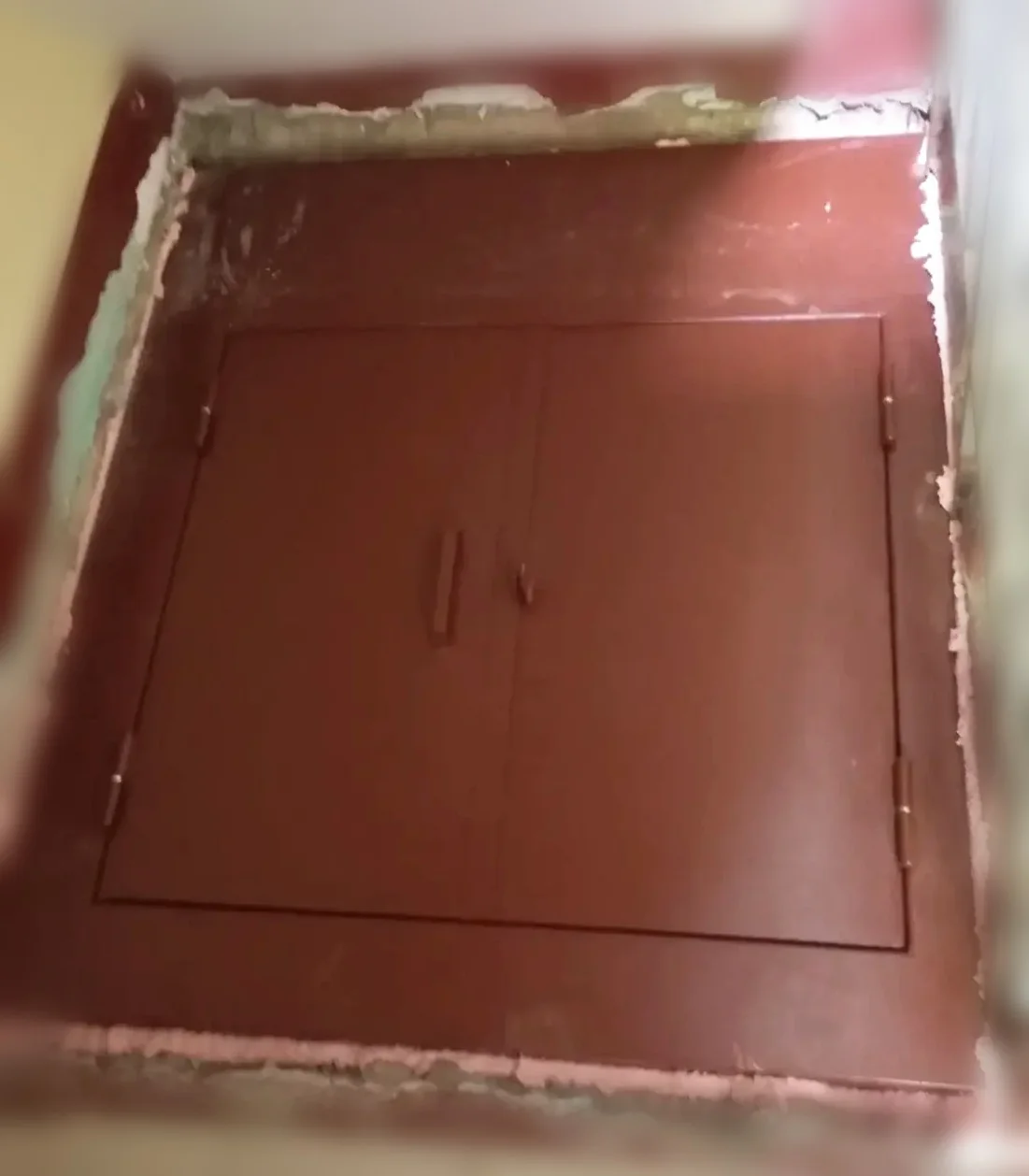 Закрытый металлический люк